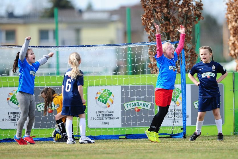 Jak wytrenować młodą piłkarkę? Różnice w szkoleniu dziewczynek i chłopców