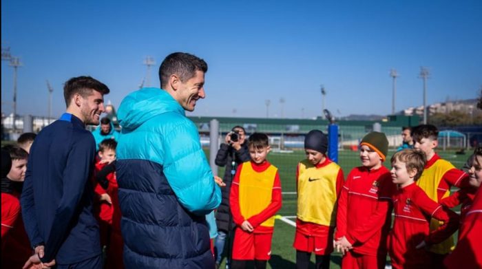 Robert Lewandowski spotkał się z dzieciakami z Barca Academy Warszawa!