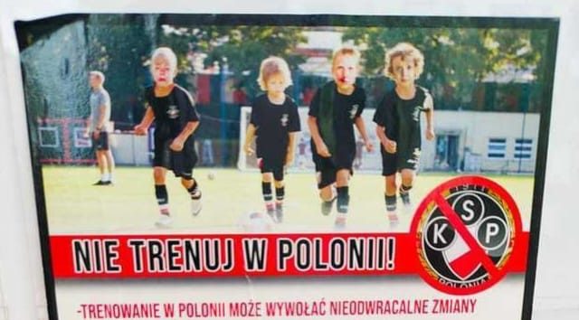 W stolicy rozwieszono plakaty grożące dzieciom grającym w Polonii. „Mamy do czynienia z patologią”